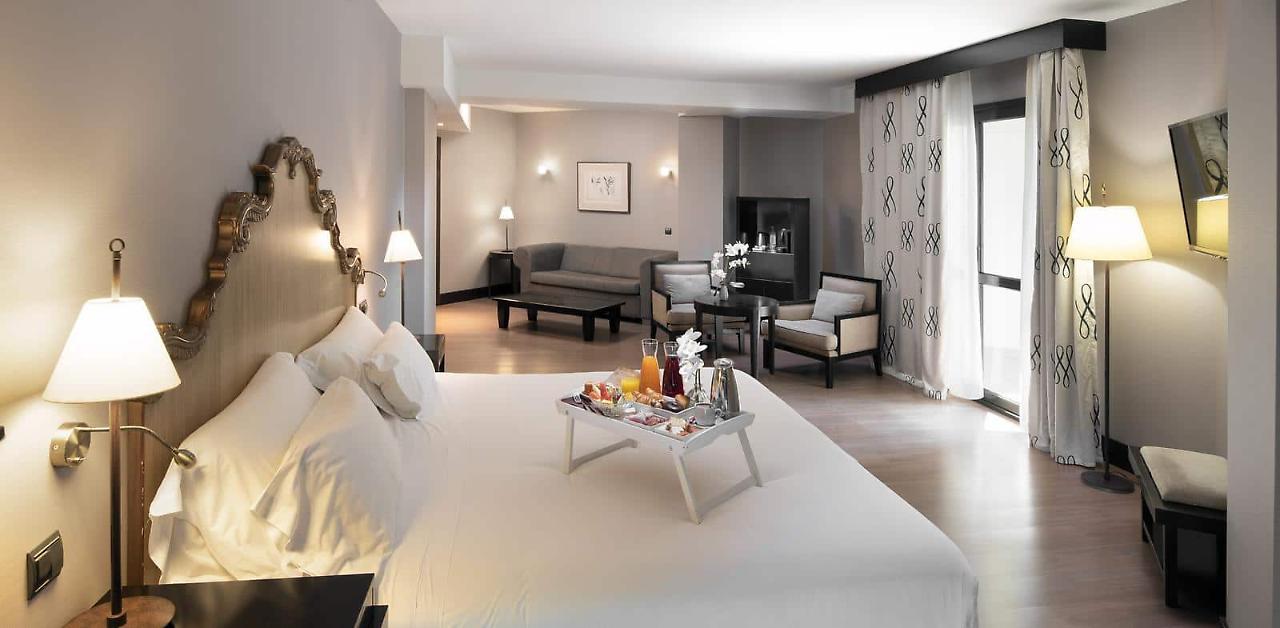 Nh 콜렉션 팔라시오 데 아빌레스 아비엘 외부 사진 A suite at the hotel